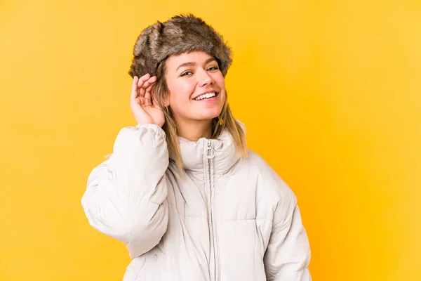 Jovem Caucasiana Vestindo Uma Roupa Inverno Isolada Tentando Ouvir Uma — Fotografia de Stock