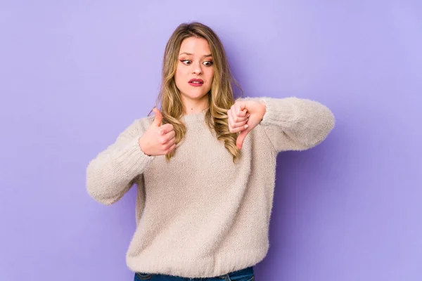 Jeune Femme Caucasienne Isolée Sur Fond Violet Montrant Pouces Vers — Photo