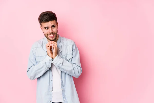 Jovem Homem Negócios Caucasiano Posando Fundo Branco Isolado Gritando Para — Fotografia de Stock