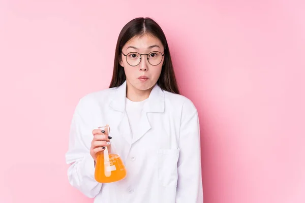 Junge Chinesische Wissenschaftlerin Vereinzelt Zuckt Mit Den Schultern Und Öffnet — Stockfoto