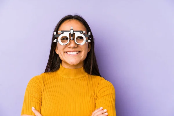 Youn Donna Indiana Con Occhiali Optometria Sorridente Fiducioso Con Braccia — Foto Stock