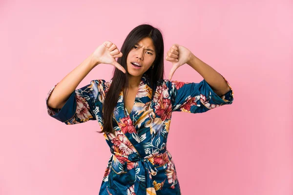 Jovem Mulher Asiática Vestindo Pijama Quimono Mostrando Polegar Para Baixo — Fotografia de Stock