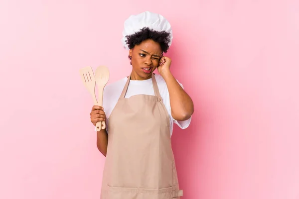 Jovem Africano Americano Cozinheiro Mulher Cobrindo Orelhas Com Mãos — Fotografia de Stock