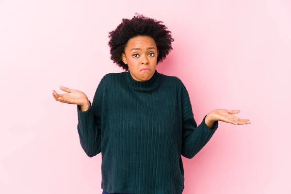 Middle Aged African American Woman Pink Background Isolated Confused Doubtful — Stock Photo, Image