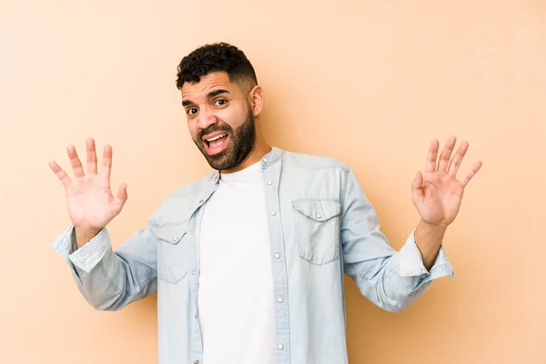 Hombre Árabe Joven Mestizo Aislado Siendo Sorprendido Debido Peligro Inminente — Foto de Stock