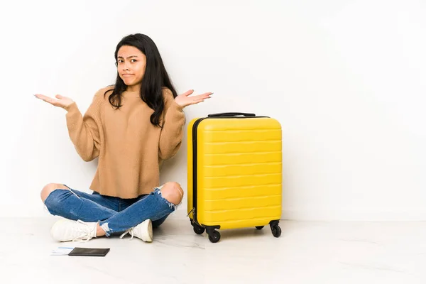 Giovane Donna Viaggiatrice Cinese Seduta Sul Pavimento Con Una Valigia — Foto Stock