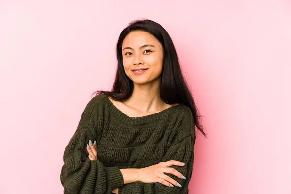 Jonge Chinese Vrouw Geïsoleerd Een Roze Achtergrond Lachen Plezier Hebben — Stockfoto