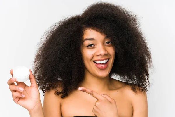 Joven Afro Mujer Sosteniendo Una Crema Hidratante Aislada Sonriendo Alegremente — Foto de Stock