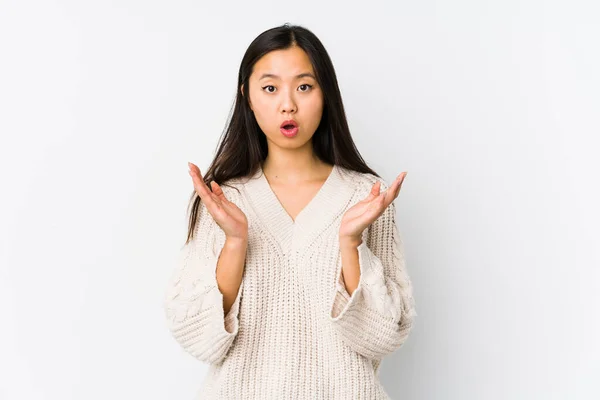 Jovem Chinesa Isolada Surpreendida Chocada — Fotografia de Stock