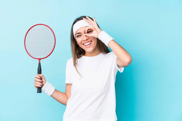 Młoda Kaukaska Kobieta Gra Badminton Odizolowany Podekscytowany Utrzymanie Gest Oku — Zdjęcie stockowe