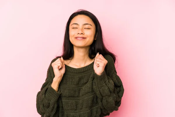 Молодая Китаянка Изолирована Розовом Фоне Поднимая Кулак Чувствуя Себя Счастливой — стоковое фото