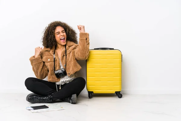 Giovane Donna Afroamericana Pronta Viaggio Alzando Pugno Dopo Una Vittoria — Foto Stock