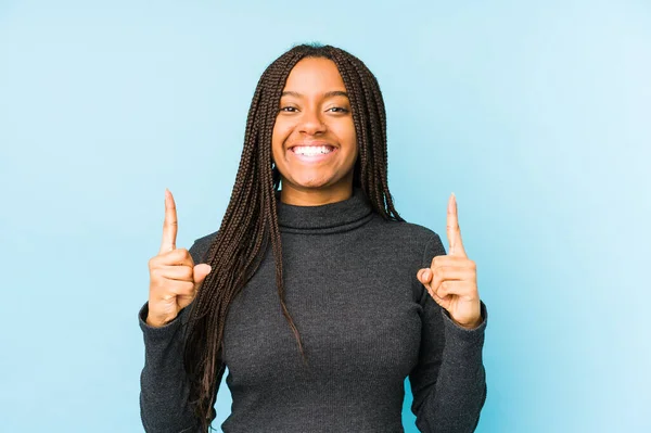 Jonge Afrikaanse Amerikaanse Vrouw Geïsoleerd Blauwe Achtergrond Geeft Met Beide — Stockfoto