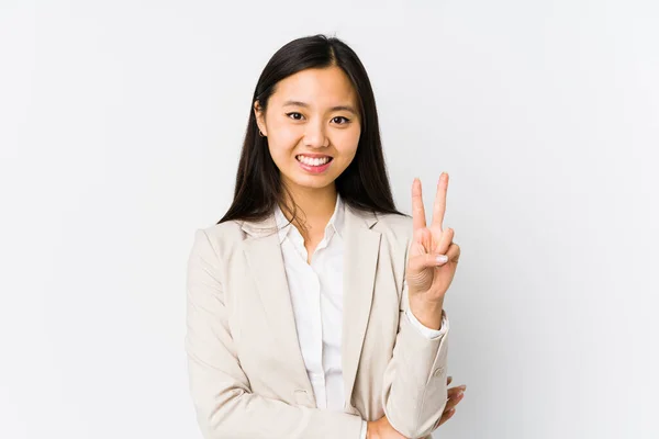 Junge Chinesische Geschäftsfrau Isoliert Zeigt Nummer Zwei Mit Fingern — Stockfoto