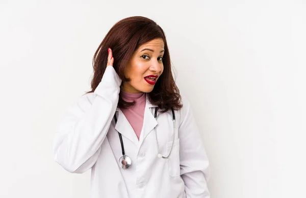 Médica Latina Meia Idade Isolada Tentando Ouvir Uma Fofoca — Fotografia de Stock