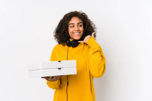 Joven Estudiante Afroamericana Sosteniendo Pizzas Mostrando Gesto Llamada Telefónica Móvil —  Fotos de Stock