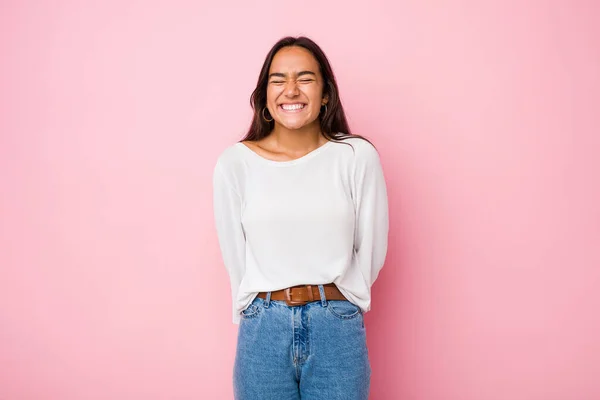 Junge Indische Mischlingshündin Lacht Und Schließt Die Augen Fühlt Sich — Stockfoto