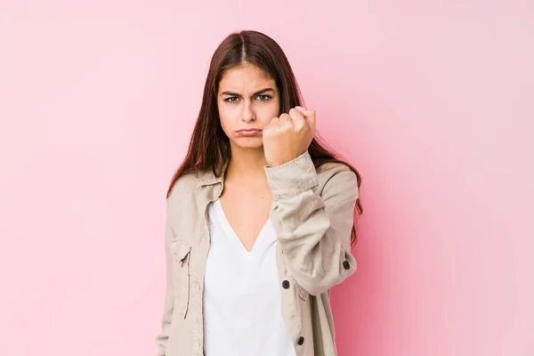 Junge Kaukasische Frau Posiert Vor Rosa Hintergrund Und Zeigt Der — Stockfoto