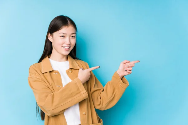 Mulher Chinesa Jovem Posando Fundo Azul Isolado Animado Apontando Com — Fotografia de Stock