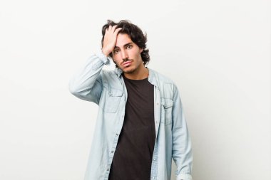 Beyaz bir geçmişi olan genç ve yakışıklı bir adam yorgun ve uykulu..