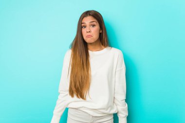 Genç, sıska bir kadın omuzlarını silker ve gözleri açık kalır..