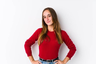 Kafkasyalı genç kadın yalnız poz veriyor. Kendine güveni tam. Kalçalarını tutuyor..