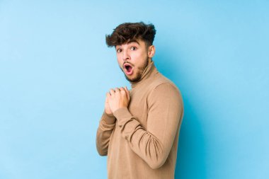 Korkmuş ve korkmuş genç bir Arap..