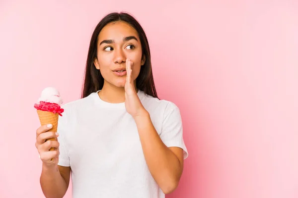 Jonge Aziatische Vrouw Die Een Ijsje Geïsoleerd Houdt Zegt Een — Stockfoto