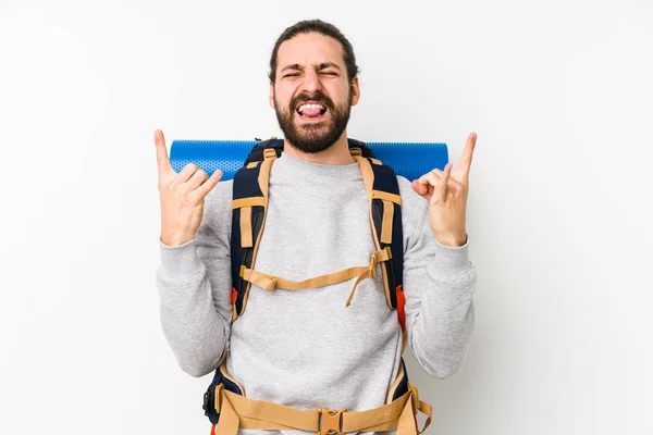 Jovem Mochileiro Homem Isolado Fundo Branco Mostrando Gesto Rocha Com — Fotografia de Stock