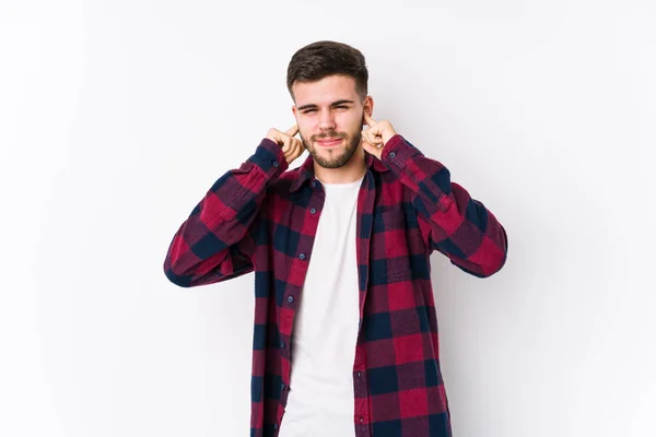 Joven Hombre Caucásico Posando Fondo Blanco Aislado Cubriendo Las Orejas —  Fotos de Stock