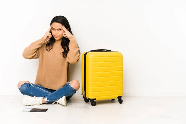 Giovane Donna Viaggiatrice Cinese Seduta Sul Pavimento Con Una Valigia — Foto Stock