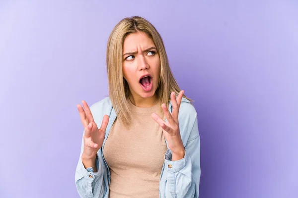 Giovane Donna Caucasica Bionda Isolata Urlando Cielo Alzando Sguardo Frustrato — Foto Stock