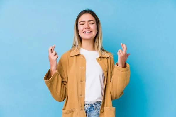 Joven Mujer Caucásica Cruzando Dedos Para Tener Suerte — Foto de Stock