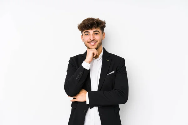 Jovem Homem Negócios Árabe Isolado Sorrindo Feliz Confiante Tocando Queixo — Fotografia de Stock