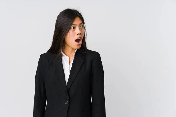 Junge Asiatische Geschäftsfrau Ist Schockiert Weil Sie Etwas Gesehen Hat — Stockfoto