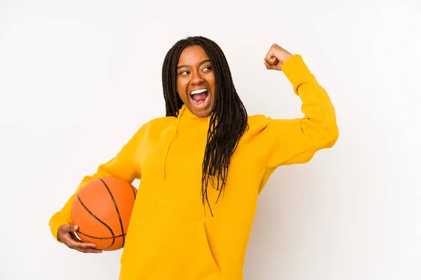 Joven Mujer Afroamericana Jugando Baloncesto Aislado Levantando Puño Después Una — Foto de Stock