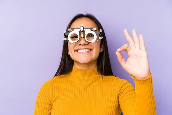 Youn Indiaanse Vrouw Met Optometrie Bril Vrolijk Zelfverzekerd Tonen Gebaar — Stockfoto