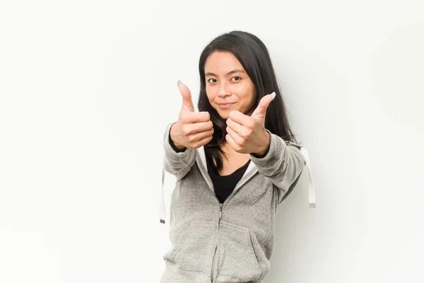 年轻健康的中国女人 竖起大拇指 欢呼雀跃 支持和尊重自己的理念 — 图库照片