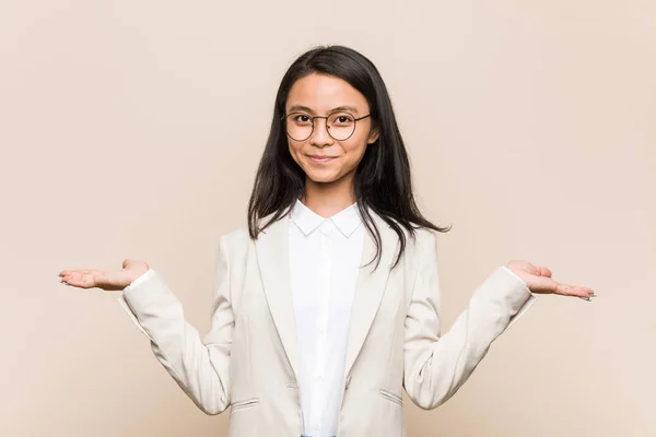 若いビジネス中国の女性は腕でスケールを作ります 幸せと自信を感じます — ストック写真