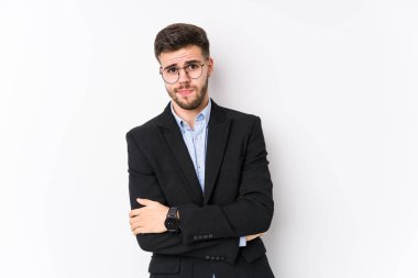 Beyaz arka planda poz veren beyaz tenli genç beyaz iş adamı, iğneleyici bir ifadeyle kameraya bakmaktan mutsuz genç beyaz iş adamını izole etti..