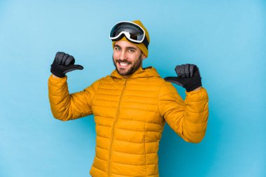 İzole genç kayakçı beyaz adam gururlu ve kendinden emin hissediyor, örnek olarak..