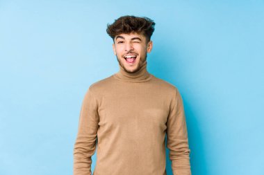 Genç Arap adam garip ve dost canlısı bir dil kullanıyor..