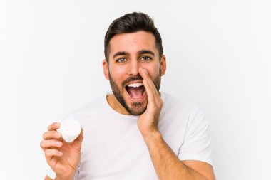 Kafkasyalı genç bir adam elinde nemlendirici ile izole edilmiş bir şekilde bağırıyor..