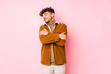 Pembe üzerinde yalnız poz veren genç bir Arap.