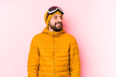 Genç kayakçı hedeflerine ve amaçlarına ulaşmayı hayal ederek izole edilmiş.