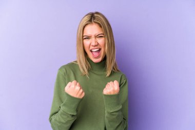 Genç, sarışın, beyaz bir kadın. Tezahürat yapıyor ve heyecanlanıyor. Zafer konsepti.