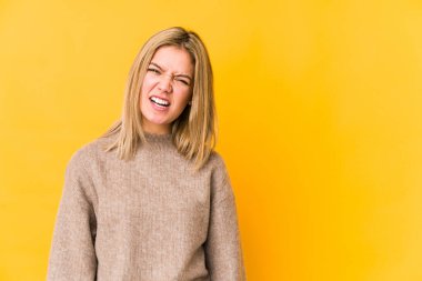 Sarışın, beyaz bir kadın yalnız başına bağırıyor. Çok kızgın, öfkeli, hayal kırıklığına uğramış..