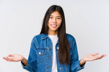 Genç Asyalı kadın hoş bir yüz ifadesi sergiliyor.