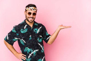 Genç hippi bir avuç içinde fotokopi alanı gösteriyor ve belinde bir el daha tutuyor..