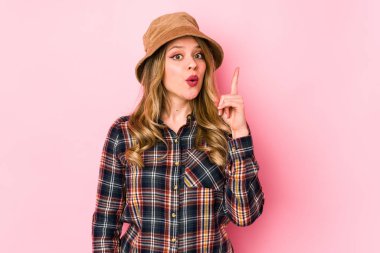 Kafkasyalı şapkalı genç bir kadın harika bir fikir, yaratıcılık kavramına sahip..